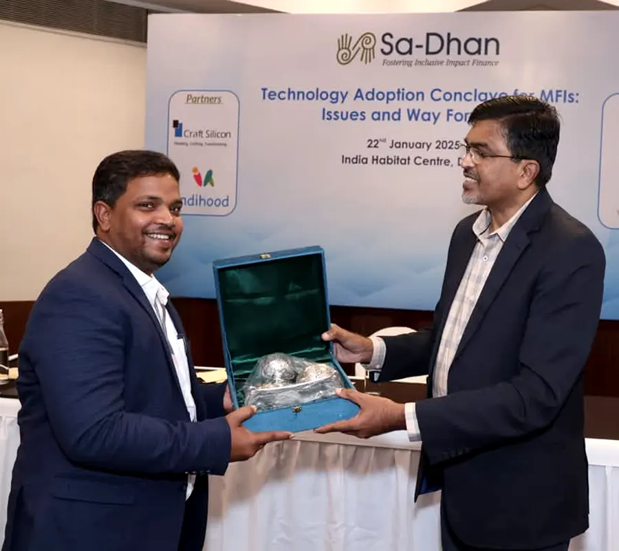 Er. Shiv Pravesh, CEO and MD of Vexil Infotech, receiving a memento from Sa-Dhan at the Technology Adoption Conclave, New Delhi, January 2025